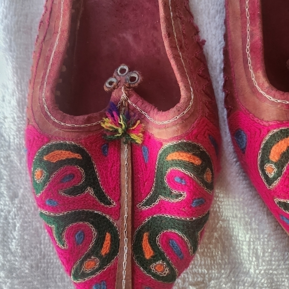 Handmade in Ecuador Embroidered & Embellished Pink Slipon Sz 7.5 Slipper‎ Flats